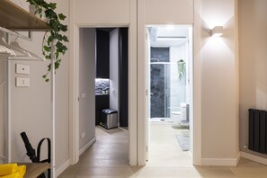 City-Apartment | Badezimmer | Dusche, Regendusche, Haartrockner, Handtücher