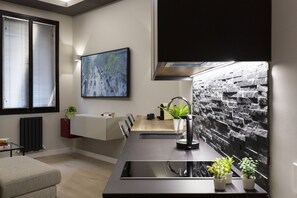 City-Apartment | Eigene Küche | Großer Kühlschrank, Mikrowelle, Herdplatte, Geschirrspüler