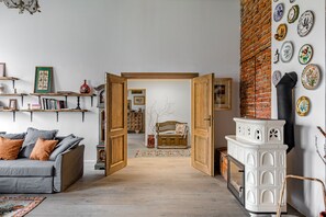 House, 3 Bedrooms, 2 Bathrooms, Garden View | Living room | Fireplace
