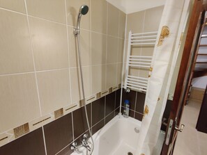 Haartrockner, Handtücher, Seife, Shampoo