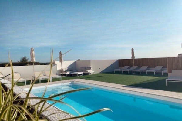 Piscina stagionale all'aperto, ombrelloni da piscina, lettini