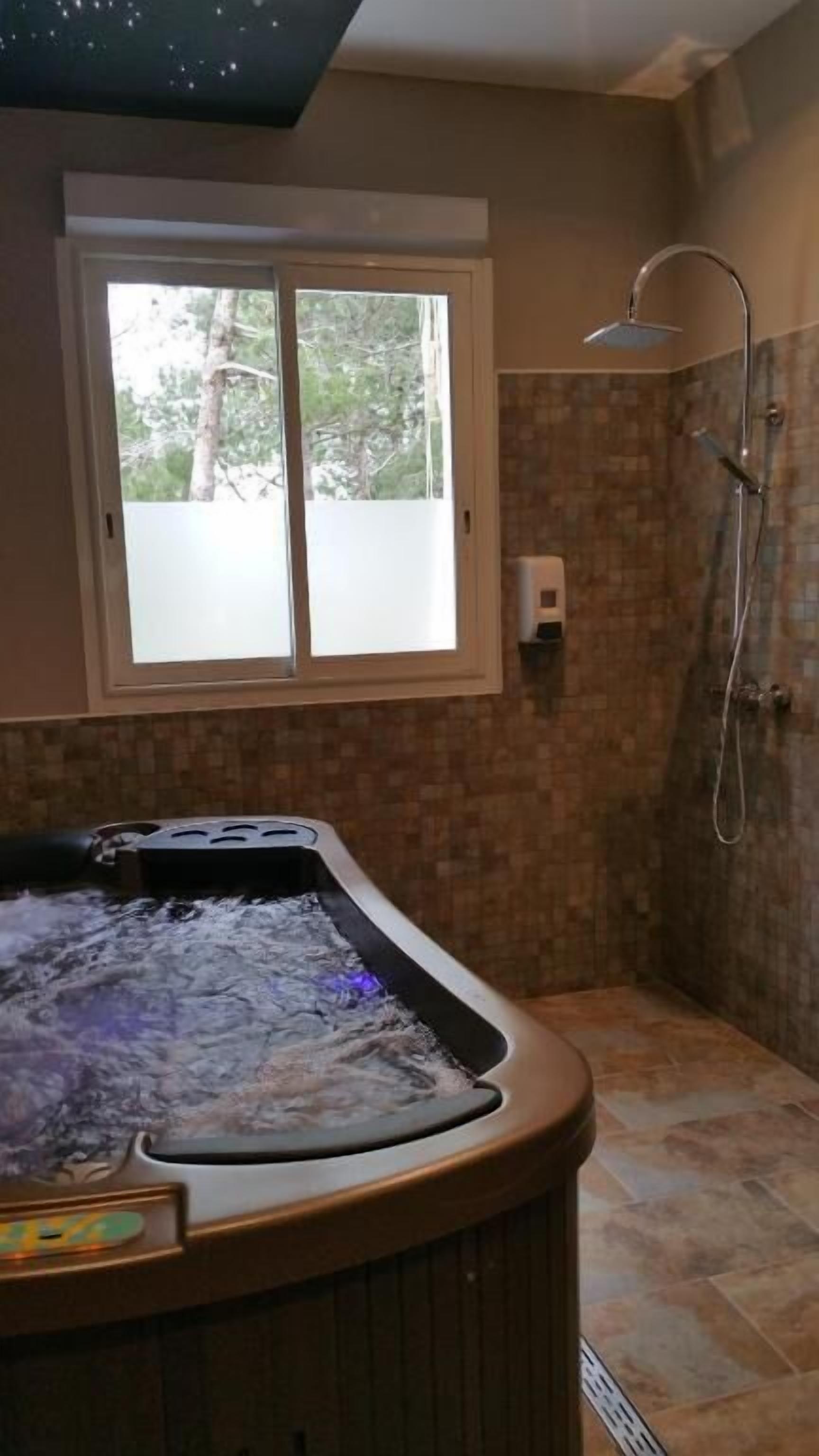 Bồn tắm spa trong nhà
