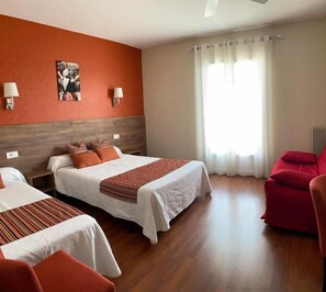 Free WiFi, bed sheets - Hôtel Le Belvédère (Saint-Cyprien)