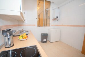 Kylskåp, mikrovågsugn, ugn och diskmaskin