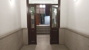A hallway with a wooden door leading to a room with a bed and a window. - Rooms for rent in Barrio Chueca - Madrid INF1F (Madrid)