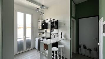 KĂŒhlschrank, Mikrowelle, Herdplatte, Wasserkocher mit Kaffee-/Teezubehör