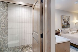 2 bedrooms, iron/ironing board, internet, bed sheets - Ski-in/ski-out suite on the second floor with pool, hot tubs, gym & sauna (Vail)