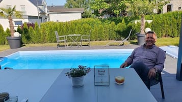 Een buitenzwembad, een verwarmd zwembad