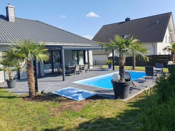 Outdoor pool, a heated pool