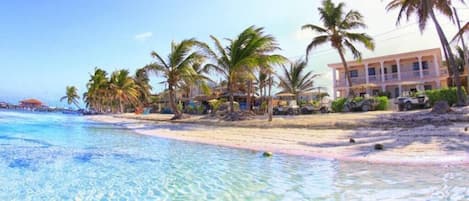Sulla spiaggia, lettini da mare, teli da spiaggia