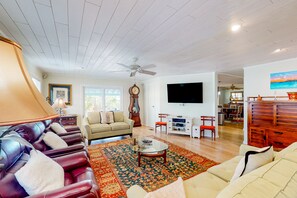 TV - Tasteful waterfront mobile home with central AC, W/D, & dog-friendly (Key West)