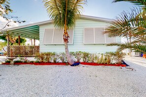 Property grounds - Tasteful waterfront mobile home with central AC, W/D, & dog-friendly (Key West)