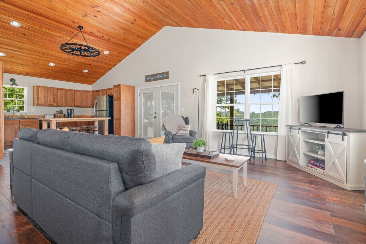 Una televisión, una chimenea