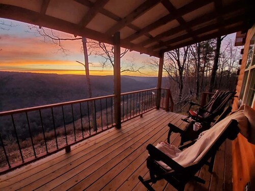Serene Mountain Cabin with Stunning Views Shirley