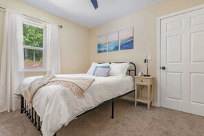 3 bedrooms, iron/ironing board, WiFi, bed sheets - Wake up in the Clouds, Out-Of-This-World Views (Shirley)