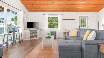 Een televisie en een open haard