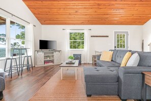 Een televisie en een open haard