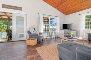 Een televisie en een open haard