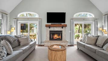 Televisie en een open haard