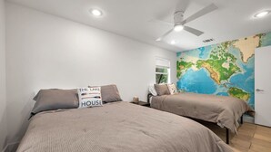 Tabla de planchar con plancha, wifi y ropa de cama
