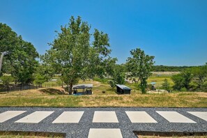 Property grounds - Lakefront Estate: 2 Homes in 1 | Private Dock (Spicewood)