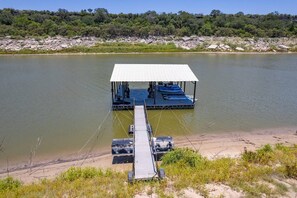 Un quai doté d’un espace de repos abrité et d’un bateau.