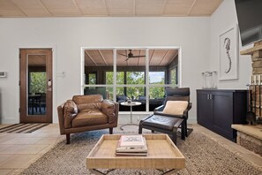 Fernseher, Tischtennisplatte