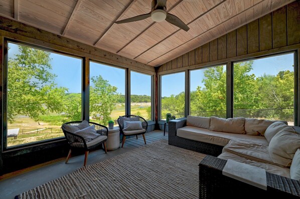 Fernseher, Tischtennisplatte