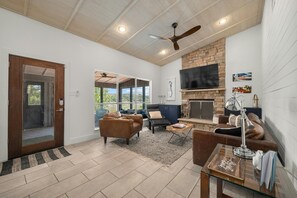 Fernseher, Tischtennisplatte