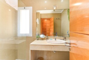 Ducha, secador de pelo y toallas