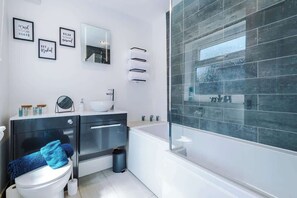 Chuveiro, secador de cabelo, shampoo 