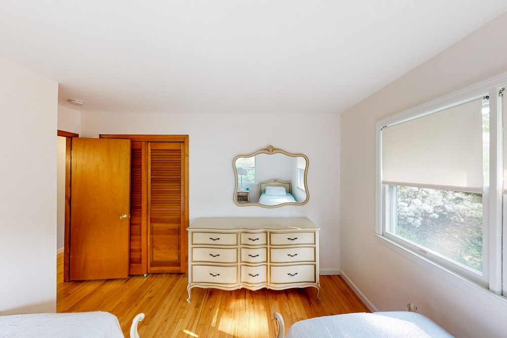 Charming home with a fire pit, grill, W/D, & AC North Fork Wine