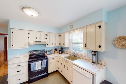 Charming home with a fire pit, grill, W/D, & AC - North Fork Wine Country