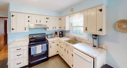 Charming home with a fire pit, grill, W/D, & AC - North Fork Wine Country