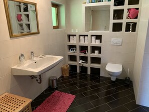 吹风机、毛巾、肥皂、洗发水