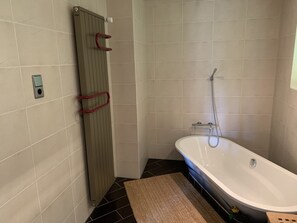 Haartrockner, Handtücher, Seife, Shampoo