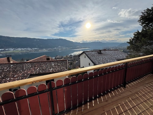 Cozy house with lake view 