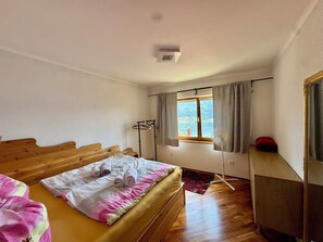 2 bedrooms, desk, iron/ironing board, free WiFi - Cozy house with lake view (Steindorf am Ossiacher See)
