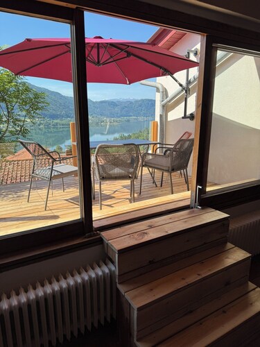 Cozy house with lake view 