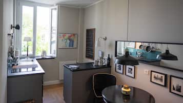 Kühlschrank, Mikrowelle, Herdplatte, Wasserkocher