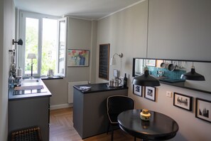 Køleskab, mikrobølgeovn, kogeplade, elkedel