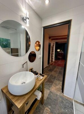 Een douche, een haardroger, handdoeken, zeep
