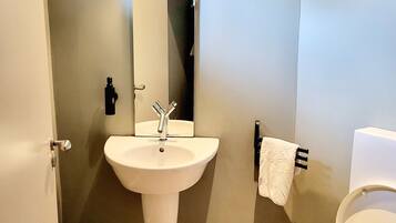 Apartemen | Kamar mandi | Shower, pengering rambut, dan handuk