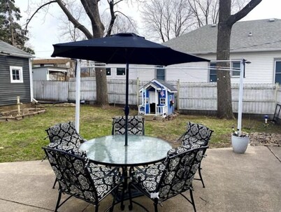 Cozy Cottage w/ private patio just 1 block to downtown. Packed with charm!