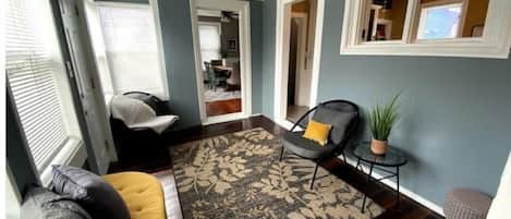 TV connectée, livres, chaîne hi-fi