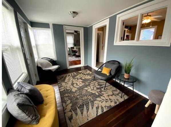 Smart TV, books, stereo