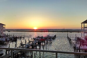 Marina - Sunset Bay Villa #210- Waterfront Condo in Town, Pool, Gym (Chincoteague)
