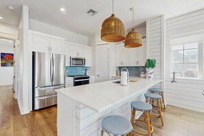 Fridge, microwave, oven, stovetop - Charming townhome with ocean views, pool, patio (Port Aransas)