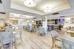 Dining - Charming townhome with ocean views, pool, patio (Port Aransas)