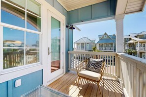 Terrace/patio - Charming townhome with ocean views, pool, patio (Port Aransas)